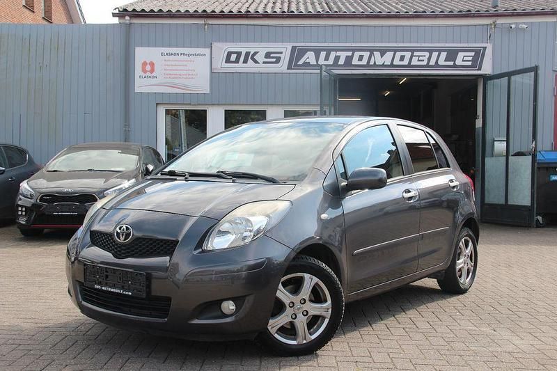 Grau Gebraucht 2011 Toyota Yaris Edition Limousine | 6.099 € (Fairer Preis) - Bild 1/4