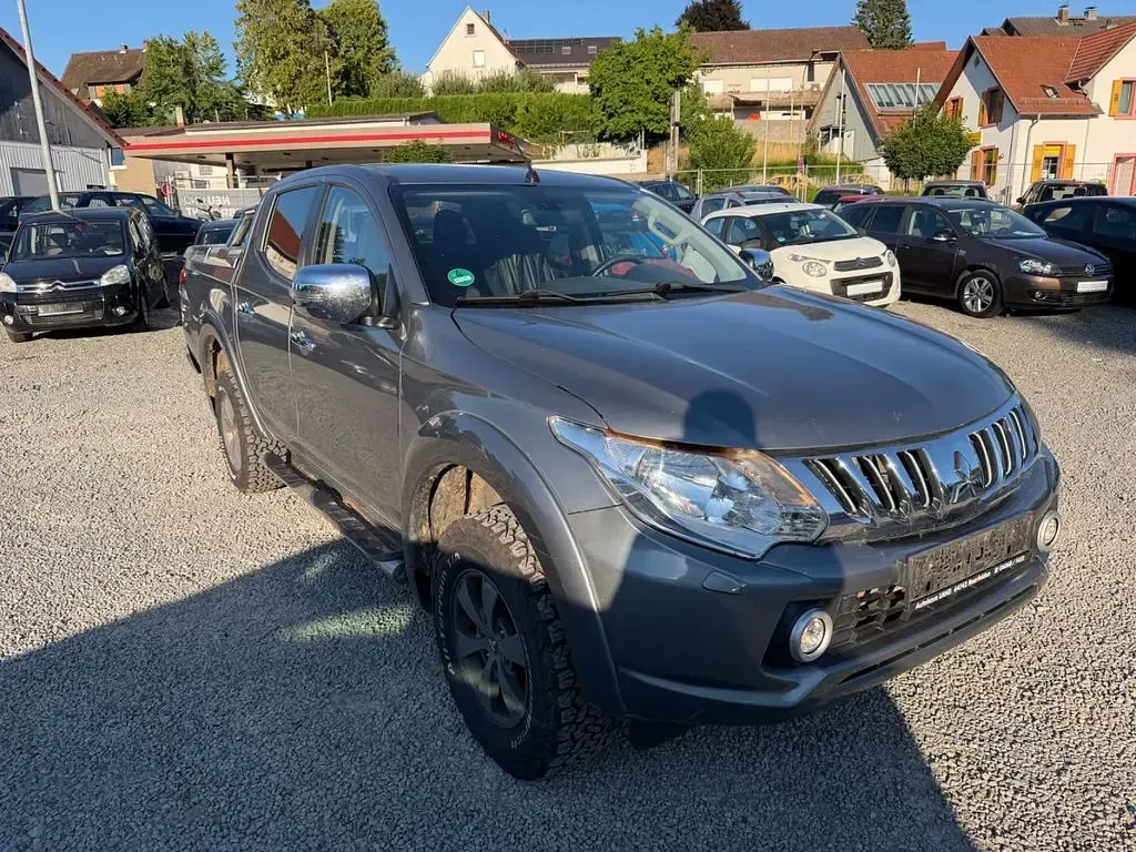 Gebraucht Mitsubishi L200 Plus 181 PS (133 kW) 2016 Grau Pickup