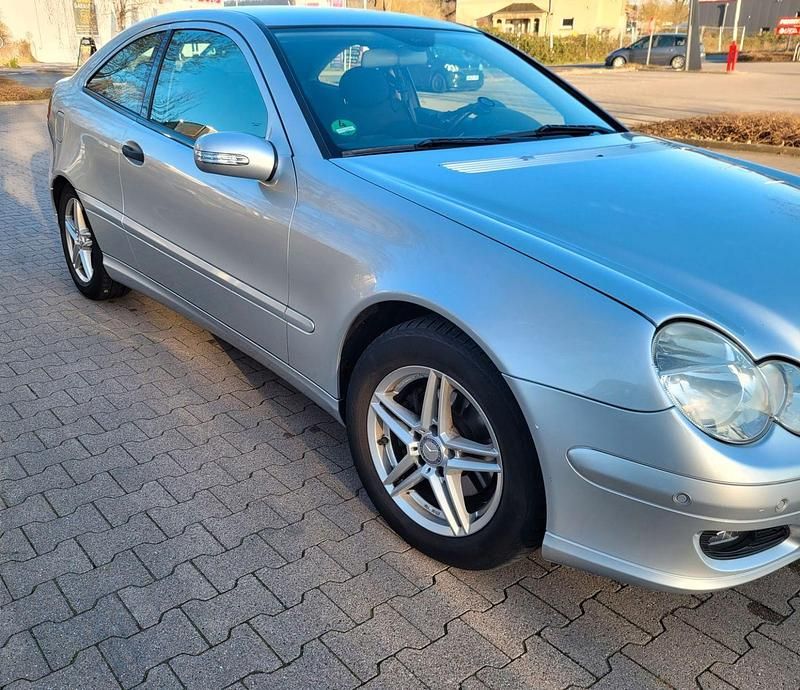 Gebraucht Mercedes C180 143 PS (105 kW) 2007 Silber Coupé
