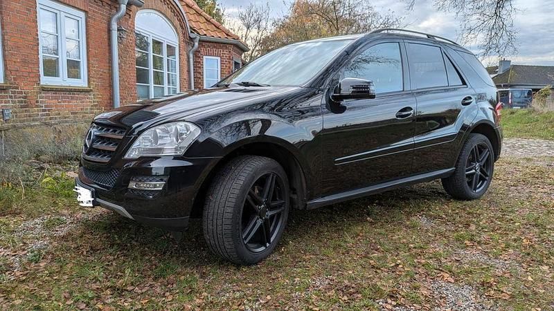 Schwarz Gebraucht 2010 Mercedes ML350 SUV | 8.400 € (Fairer Preis) - Bild 1/4
