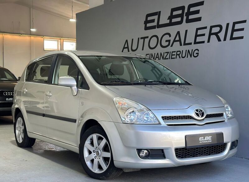 Grau Gebraucht 2005 Toyota Corolla Verso Sol Van / Kleinbus | 6.800 € (Etwas zu teuer) - Bild 1/4