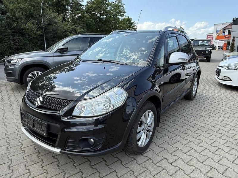 Schwarz (metallic) Gebraucht 2013 Suzuki SX4 Style SUV | 3.990 € (Superpreis) - Bild 1/4