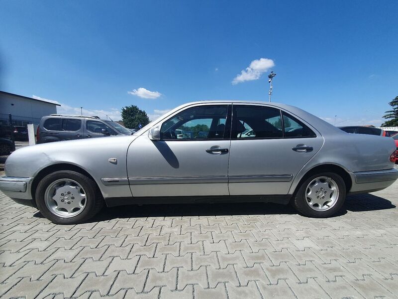 Gebraucht Mercedes E240 170 PS (125 kW) 1997 Silber Limousine
