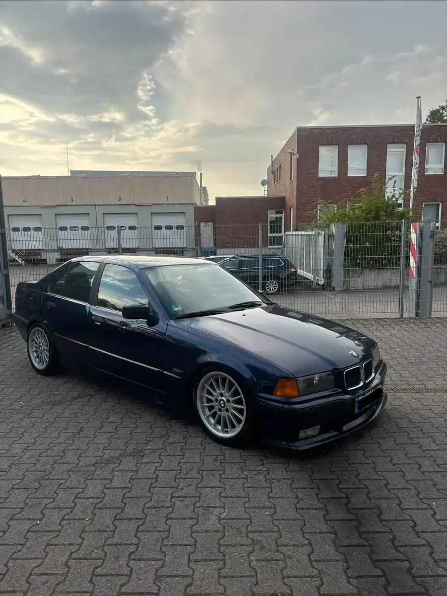 Gebraucht BMW 318 Basis 115 PS (84 kW) 1994 Blau Limousine