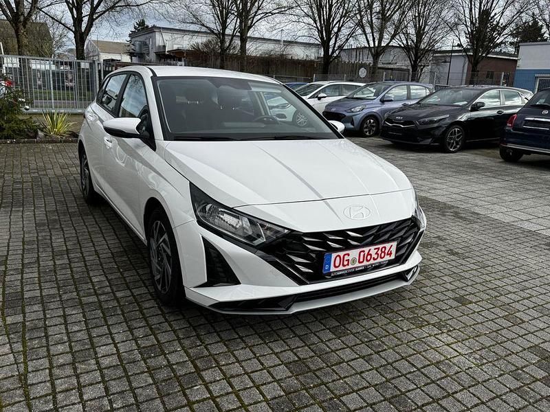 Gebraucht Hyundai i20 Trend 101 PS (74 kW) 2024 Weiß Kleinwagen