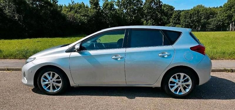 Gebraucht Toyota Auris 132 PS (97 kW) 2013 Silber Kleinwagen