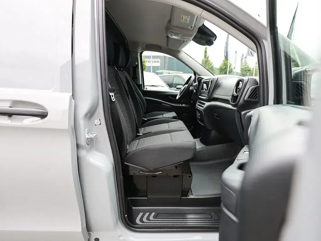 Gebraucht Mercedes Vito 163 PS (119 kW) 2025 Grau / manufaktur alpingrau Van