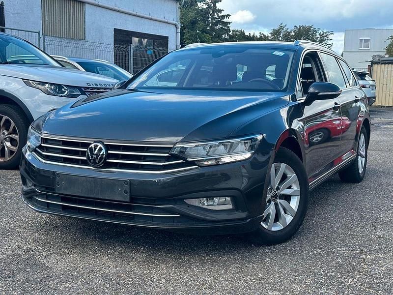 Grau Gebraucht 2022 VW Passat Business Limousine | 17.990 € (Guter Preis) - Bild 1/4