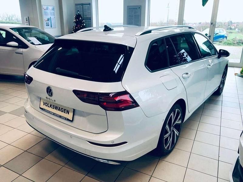 Gebraucht VW Golf VIII Life 150 PS (110 kW) 2023 Oryxweiß perlmutteffekt Kombi