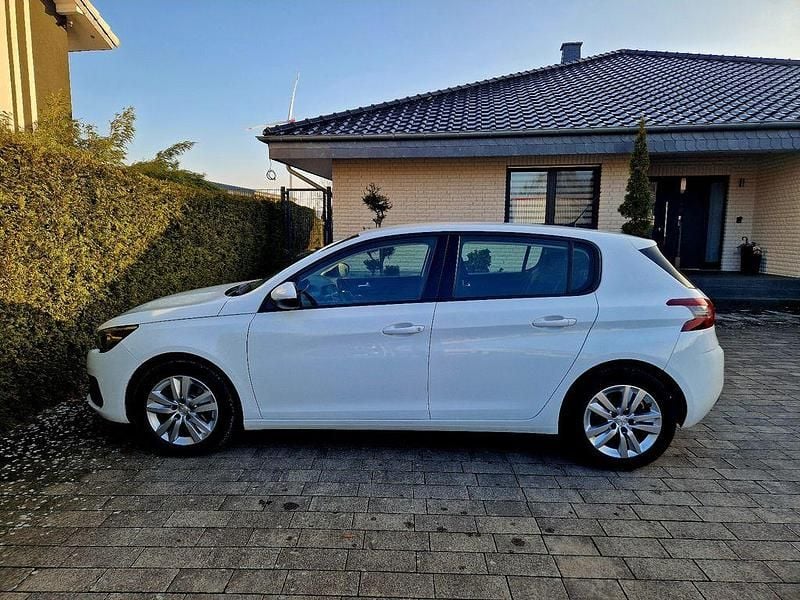 Gebraucht Peugeot 308 Active 131 PS (96 kW) 2021 Weiß Limousine