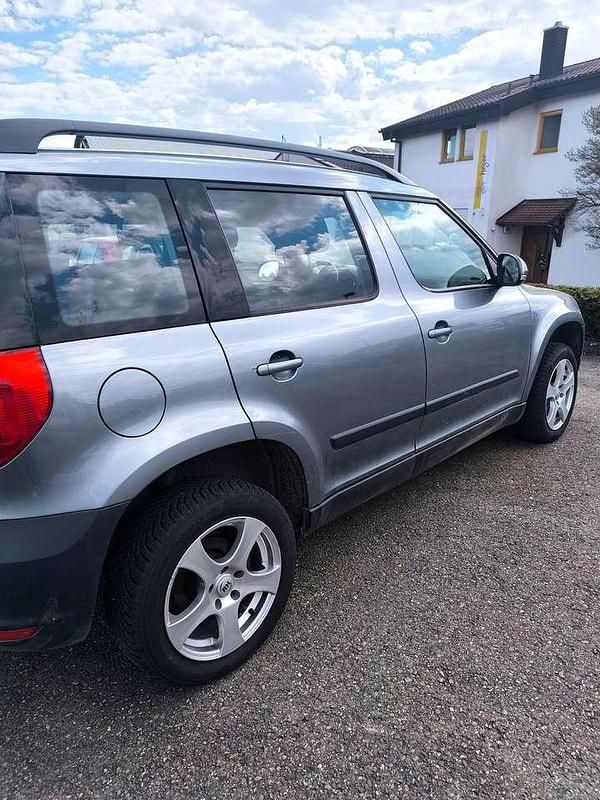 Gebraucht Skoda Yeti Ambition 105 PS (77 kW) 2012 Platingrau metallic SUV