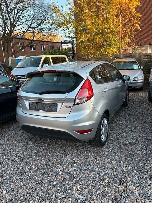 Gebraucht Ford Fiesta Trend 60 PS (44 kW) 2013 Silber Kleinwagen