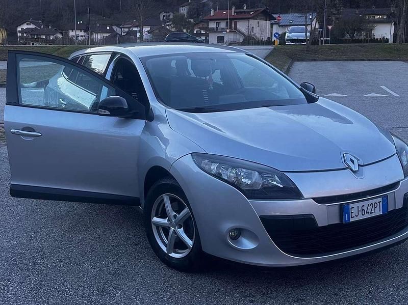 Silber Gebraucht 2011 Renault Mégane GrandTour Exception Kombi | 3.000 € (Fairer Preis) - Bild 1/4