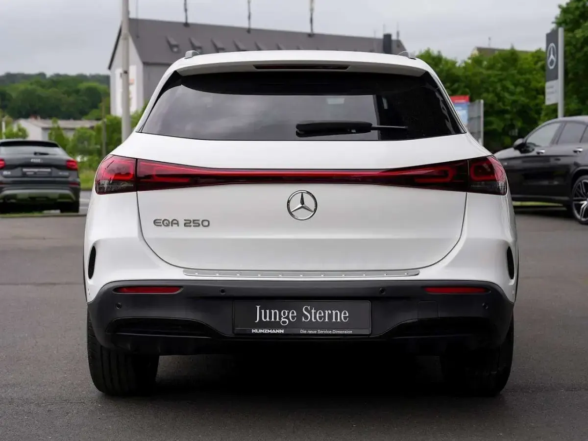 Second-hand Mercedes EQA250 AMG 139 kW (190 CP) 2022 Alb SUV