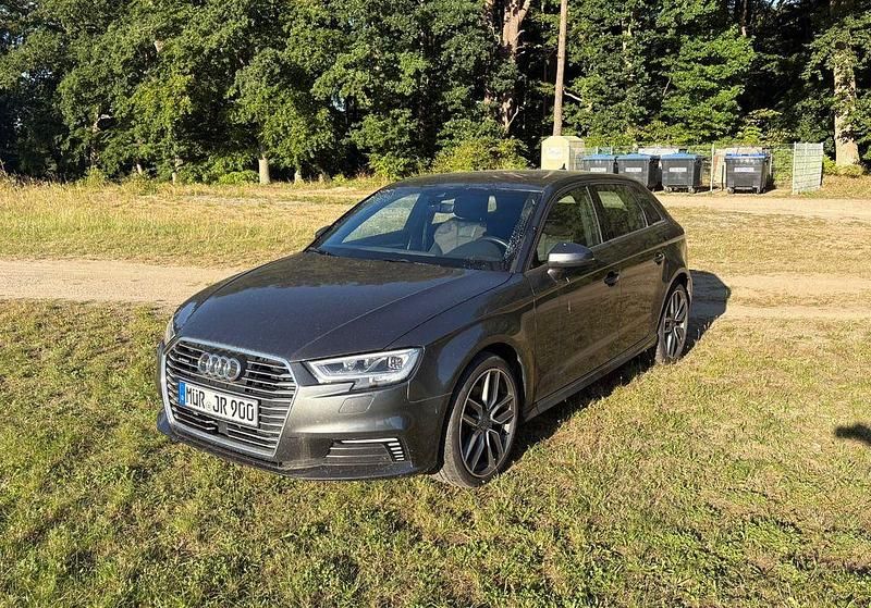 Grau Gebraucht 2020 Audi A3 Sportback e-tron S-Line Limousine | 18.900 € (Superpreis) - Bild 1/4