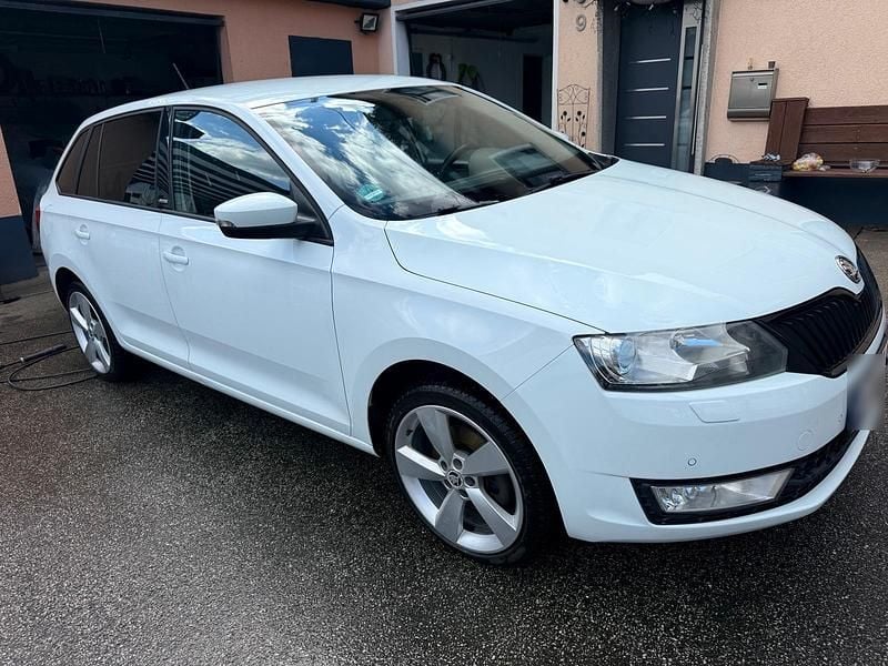 Gebraucht Skoda Rapid Joy 116 PS (85 kW) 2016 Weiß Kleinwagen