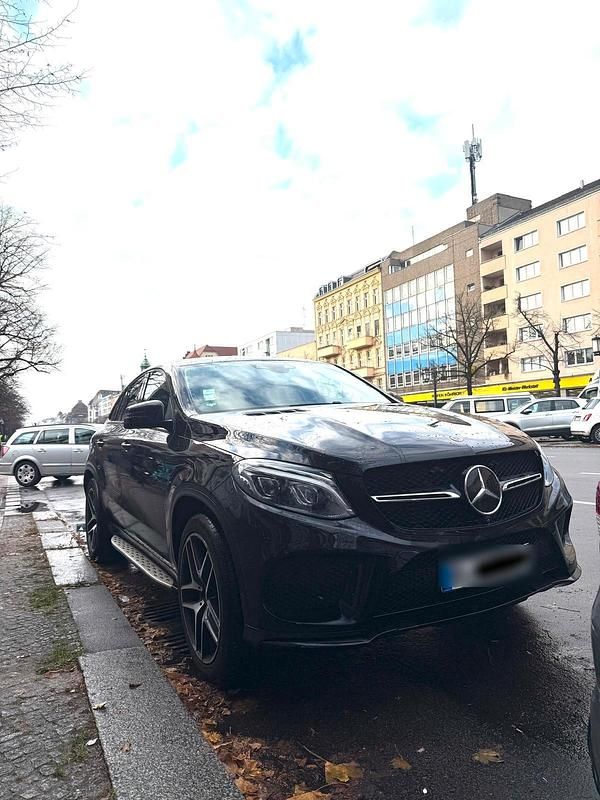 Schwarz Gebraucht 2018 Mercedes GLE350 Coupé | 44.000 € (Teuer) - Bild 1/4