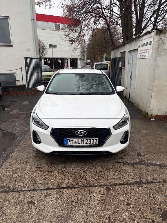 Weiß Gebraucht 2017 Hyundai i30 Pure Limousine | 9.900 € (Fairer Preis) - Bild 1/4