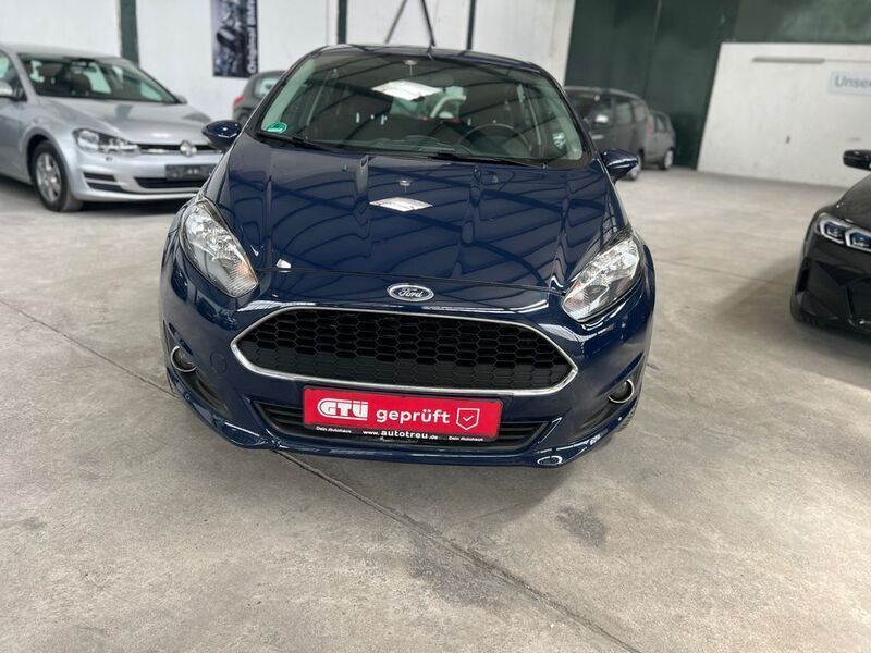 Blau Gebraucht 2017 Ford Fiesta Celebration Kleinwagen | 6.990 € (Guter Preis) - Bild 1/4