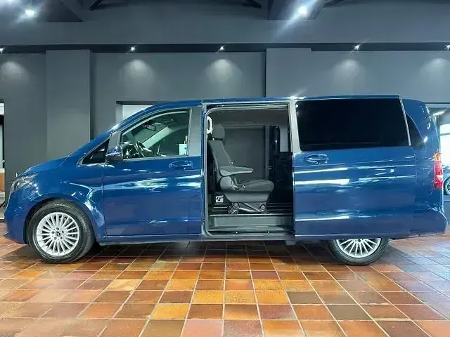Gebraucht Mercedes V220 163 PS (119 kW) 2023 Blau Van / Kleinbus