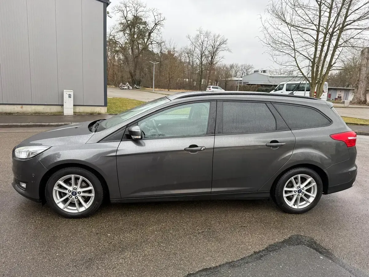 Gebraucht Ford Focus Business Edition 125 PS (91 kW) 2017 Grau Kombi