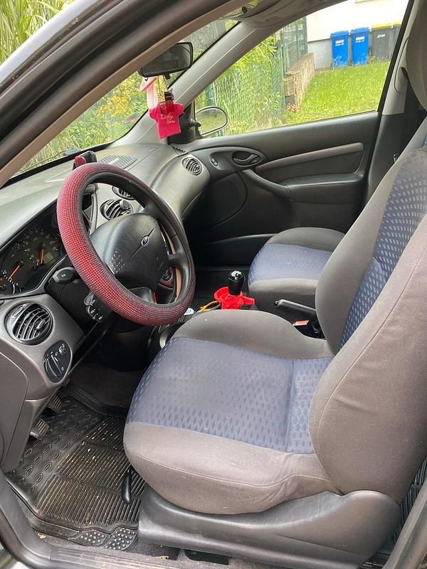 Używany Ford Focus 100 KM (73 kW) 2001 Czarny Sedan/Limuzyna
