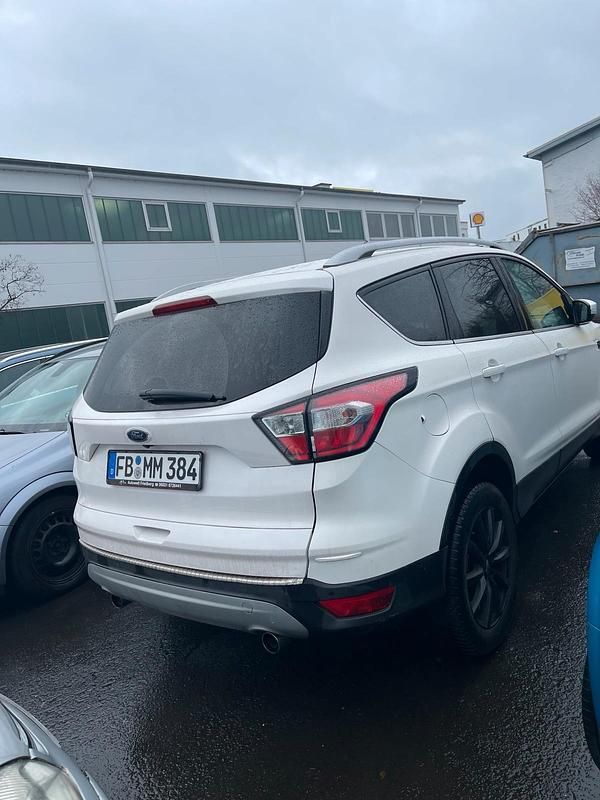 Gebraucht Ford Kuga 150 PS (110 kW) 2017 Weiß SUV
