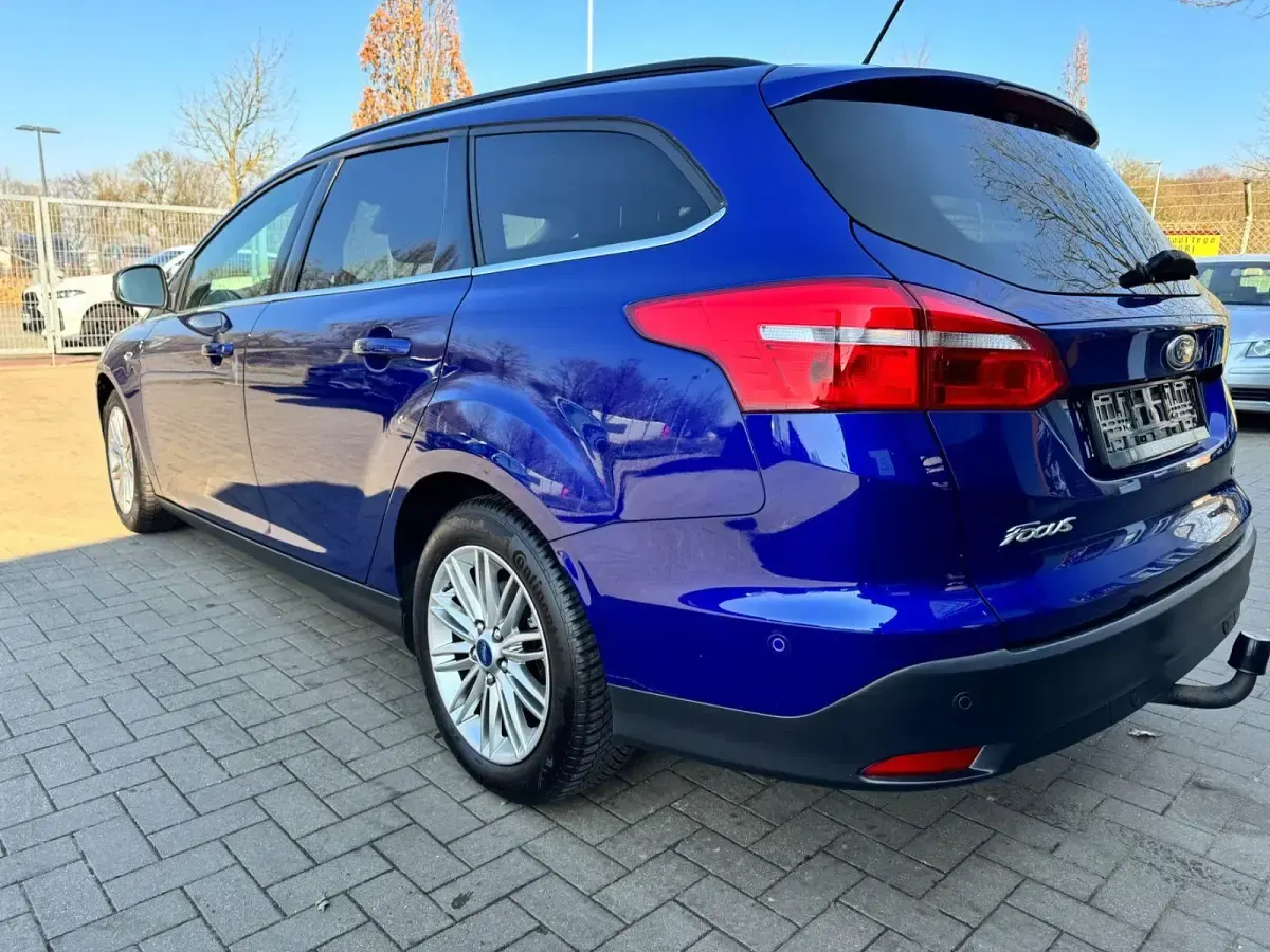 Używany Ford Focus Cool & Connect 125 KM (91 kW) 2018 Niebieski Sedan/Limuzyna