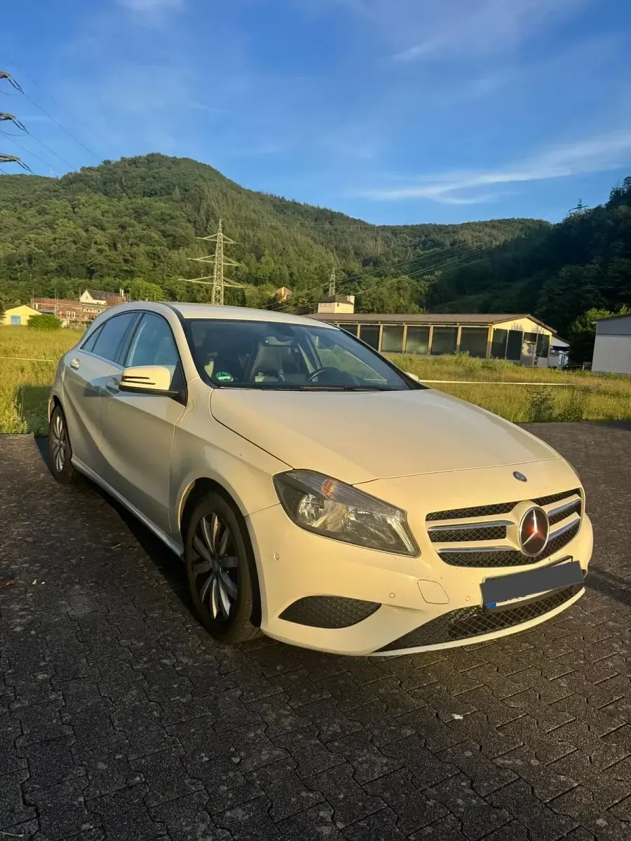 Gebraucht Mercedes A180 109 PS (80 kW) 2012 Weiß Limousine