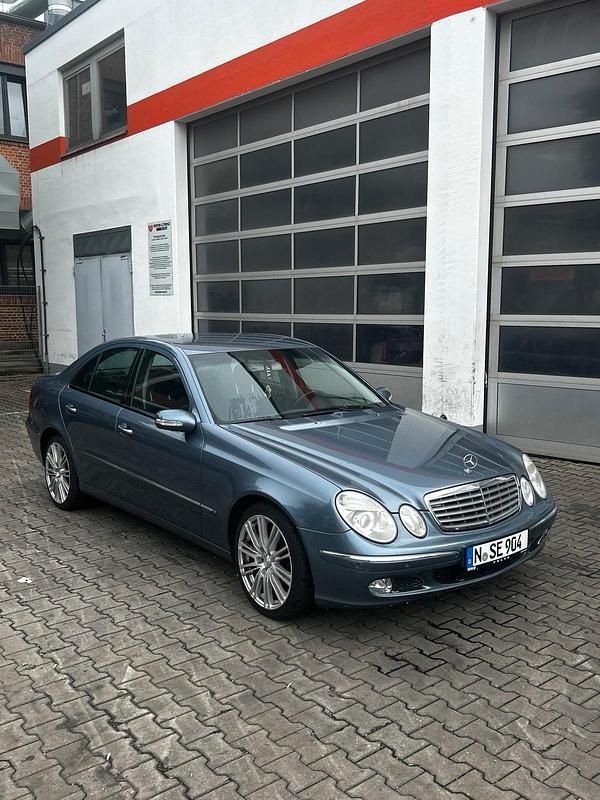 Blau Gebraucht 2004 Mercedes E240 Limousine | 2.600 € (Guter Preis) - Bild 1/4