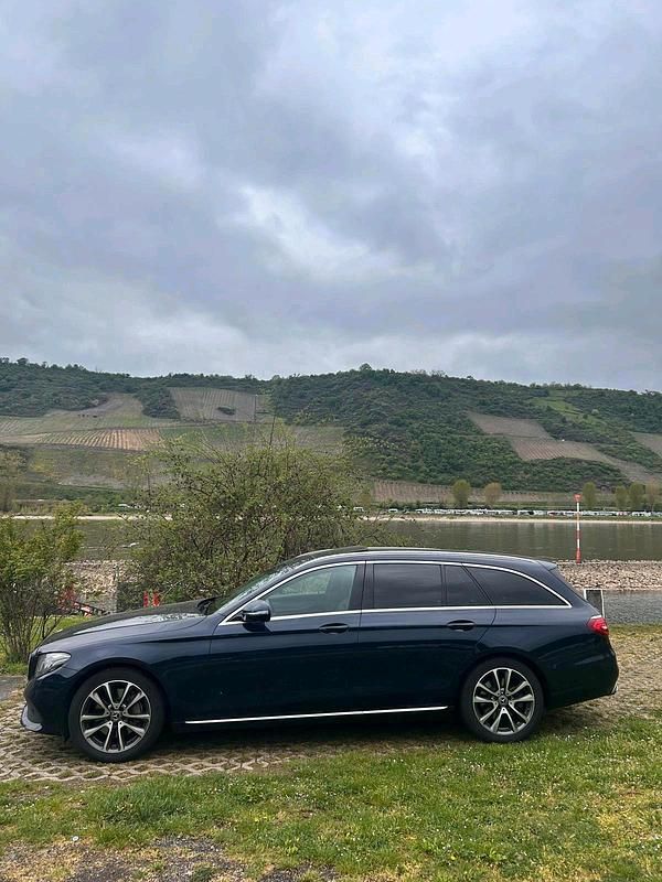 Blau Gebraucht 2017 Mercedes E350 Avantgarde Kombi | 25.500 € (Fairer Preis) - Bild 1/4