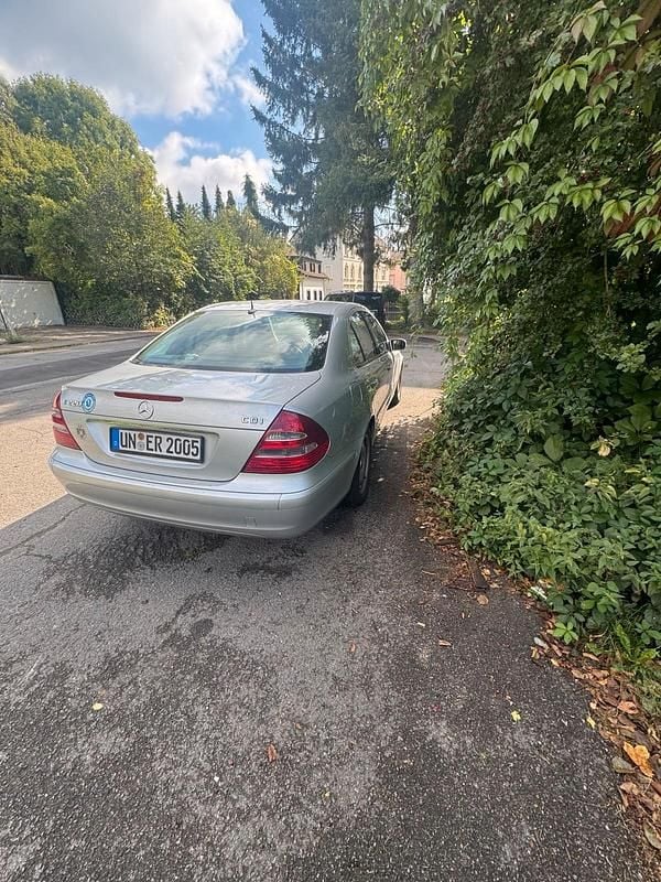 Grau Gebraucht 2004 Mercedes E220 Limousine | 1.500 € (Guter Preis) - Bild 1/4