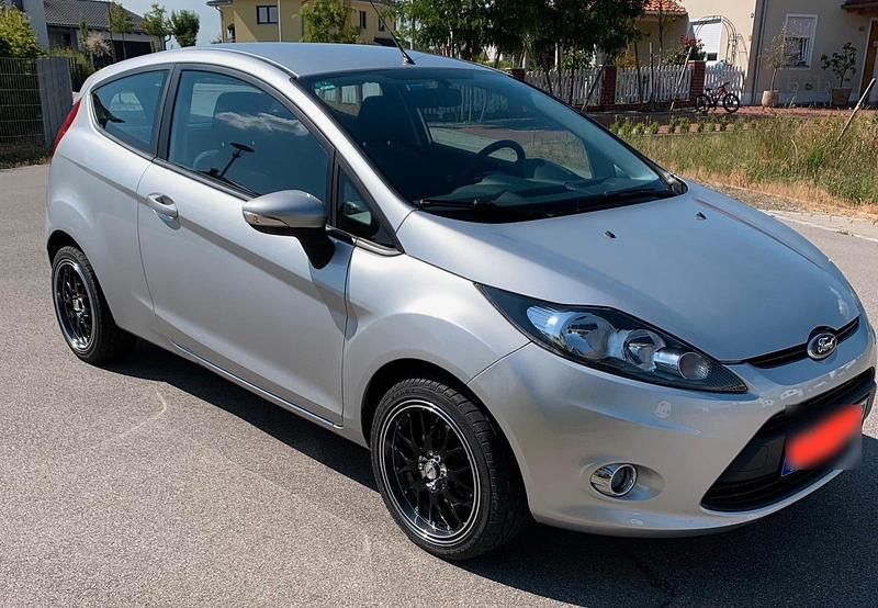 Gebraucht Ford Fiesta 81 PS (59 kW) 2012 Silber Kleinwagen