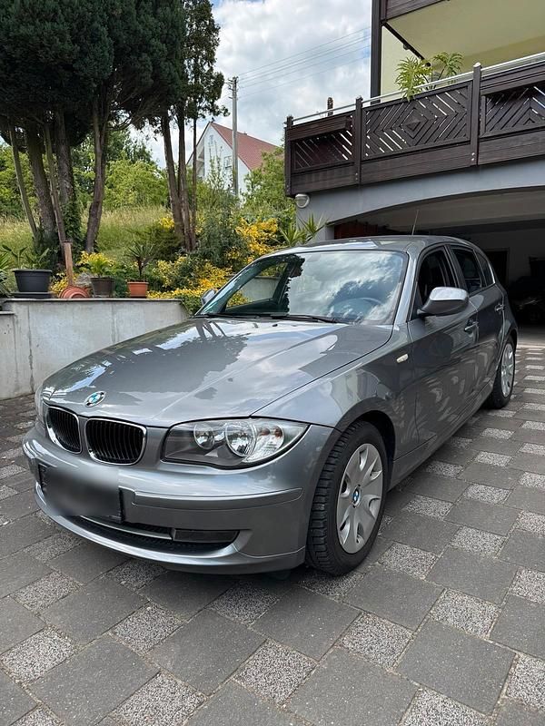 Silber Gebraucht 2010 BMW 118 Kleinwagen | 5.200 € (Fairer Preis) - Bild 1/4