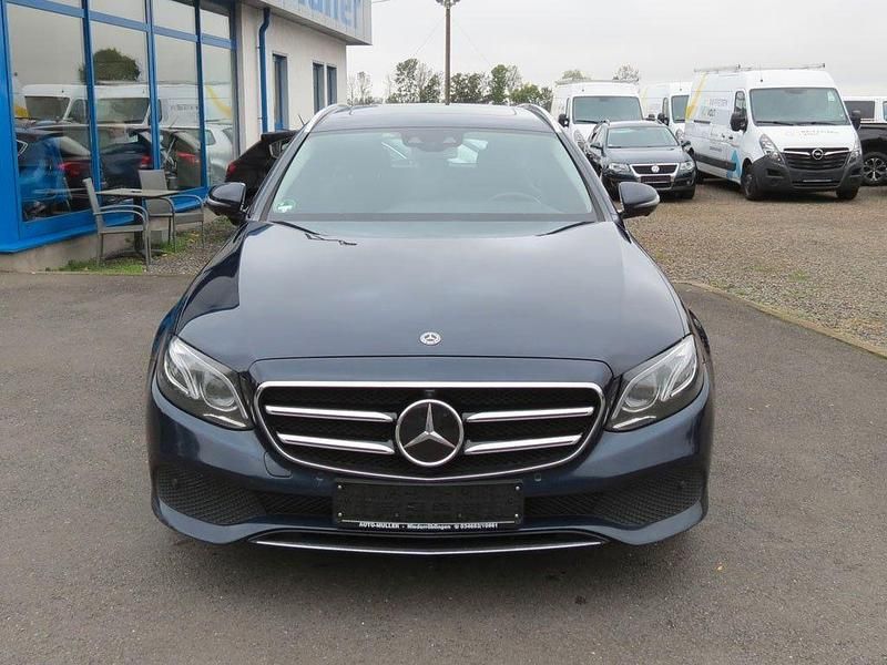 Gebraucht Mercedes E350 Avantgarde 286 PS (210 kW) 2019 Blau Limousine