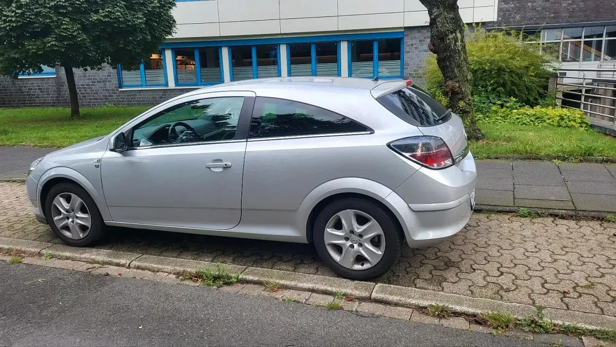 Gebraucht Opel Astra GTC Edition 115 PS (84 kW) 2010 Silber Coupé