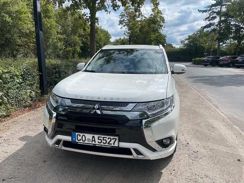 Weiß Gebraucht 2020 Mitsubishi Outlander P-HEV Limousine | 19.500 € (Guter Preis) - Bild 1/4