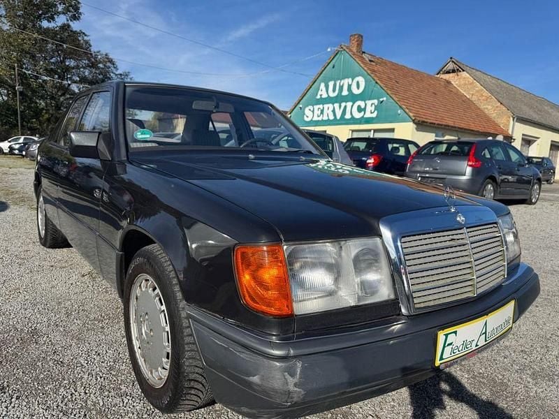 Gebraucht Mercedes E200 118 PS (86 kW) 1990 Schwarz Limousine