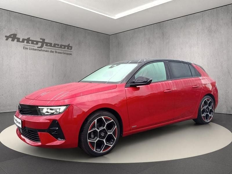 Kardio rot (metallic) Gebraucht 2023 Opel Astra Limousine | 21.450 € (Fairer Preis) - Bild 1/4