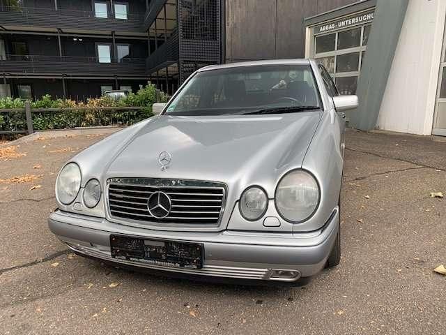 Gebraucht Mercedes E240 Elegance 170 PS (125 kW) 1999 Silber metallic Limousine