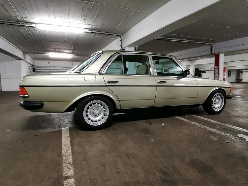 Gebraucht Mercedes E230 136 PS (100 kW) 1982 Grün Limousine
