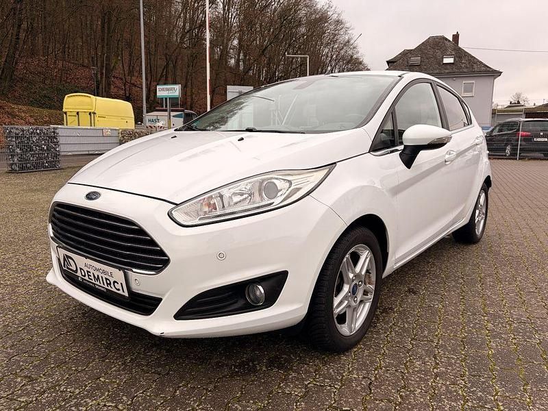 Weiß Gebraucht 2014 Ford Fiesta Titanium Limousine | 6.999 € (Fairer Preis) - Bild 1/4