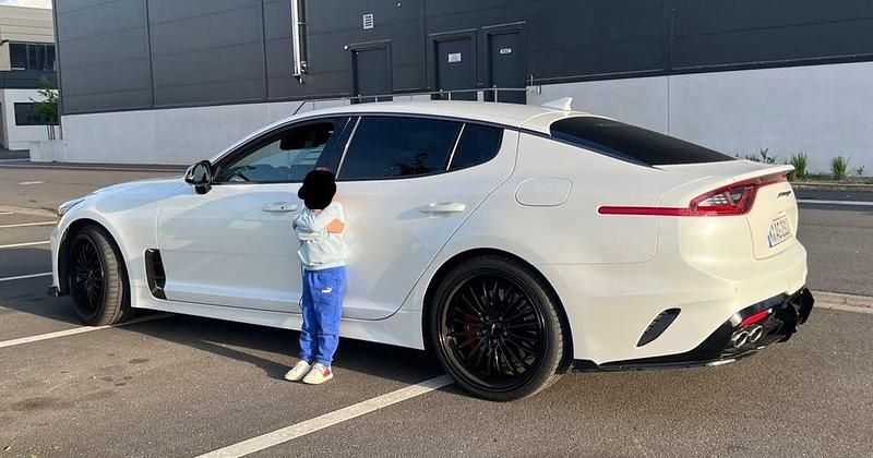 Weiß Gebraucht 2020 Kia Stinger Kleinwagen | 33.900 € (Guter Preis) - Bild 1/4