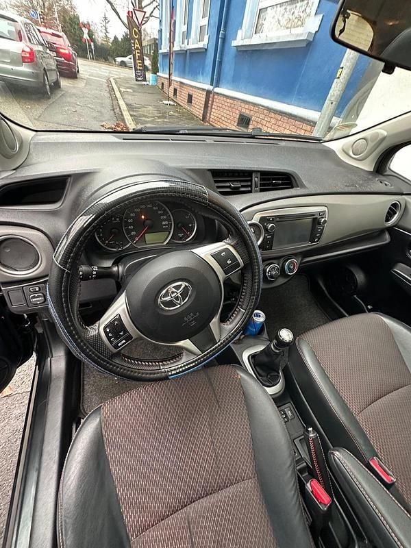 Gebraucht Toyota Yaris 100 PS (73 kW) 2012 Schwarz Kleinwagen