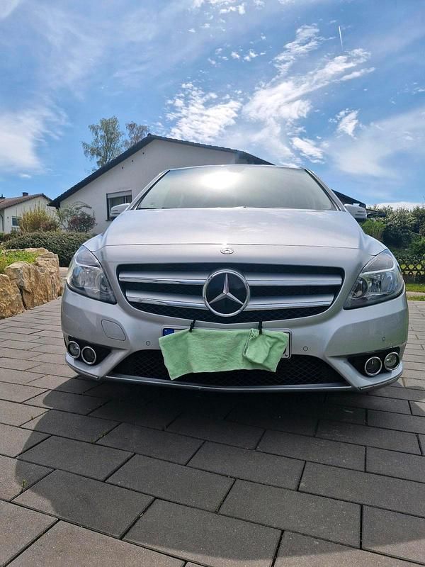 Gebraucht Mercedes B180 122 PS (89 kW) 2012 Silber Van / Kleinbus
