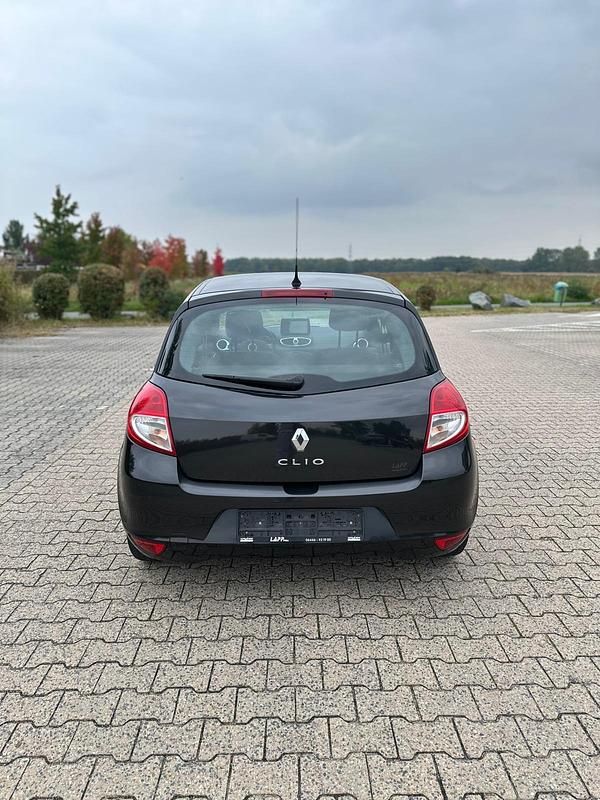 Schwarz Gebraucht 2011 Renault Clio III Kleinwagen | 3.200 € (Etwas zu teuer) - Bild 1/4