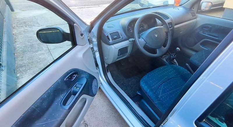 Second-hand Renault Clio II Expression 75 CP (55 kW) 2003 Argintiu Berlinǎ