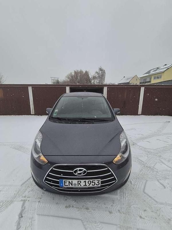 Gebraucht Hyundai ix20 Passion 90 PS (66 kW) 2016 Grau Kleinwagen