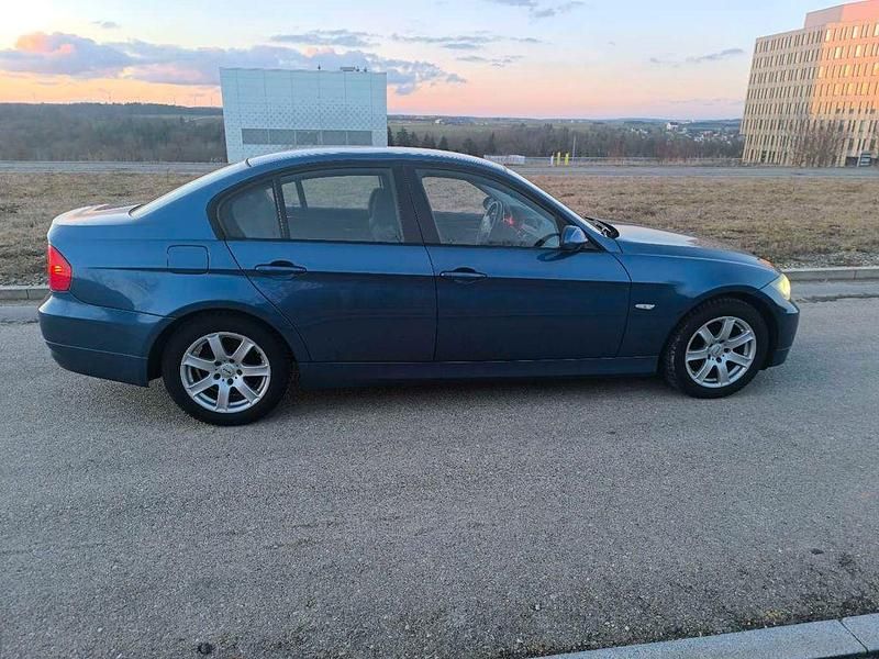 Gebraucht BMW 318 143 PS (105 kW) 2007 Blau Limousine