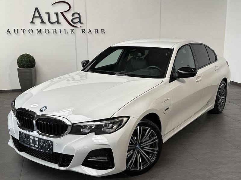 Alpinweiã iii Gebraucht 2022 BMW 330e M Sport Limousine | 31.989 € (Fairer Preis) - Bild 1/4